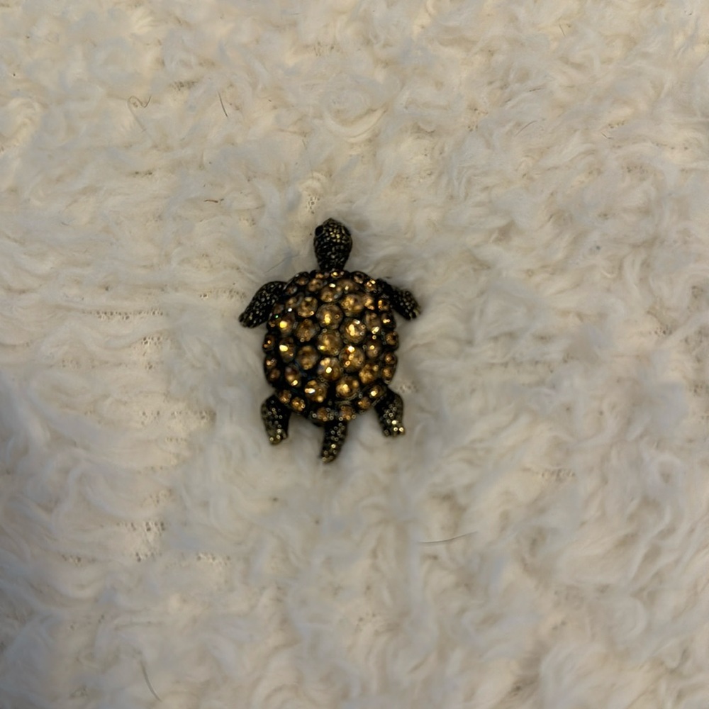 Sea Turtle Brooch w Champagne Colored Stones
